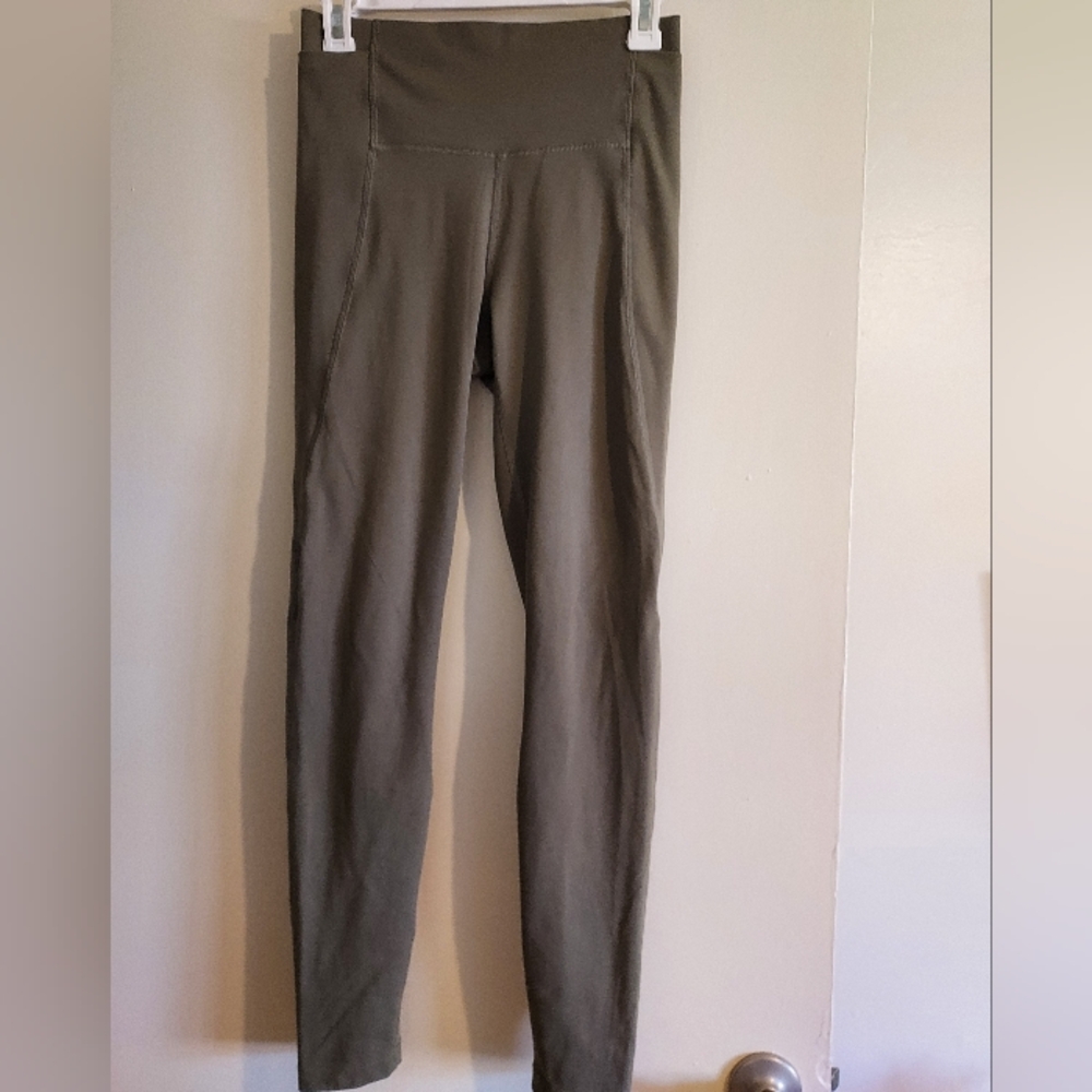 NWOTs All In Motion High-rise 7/8 Seamless Leggings. Army Green. Size Small